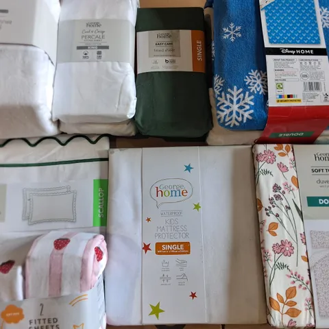 LOT OF APPROXIMATELY 23 ASSORTED BEDDING AND SOFT FURNISHING ITEMS TO INCLUDE DUVETS, SHEETS AND TOWELS