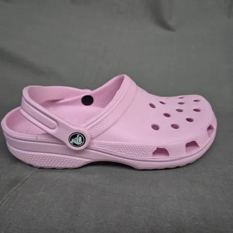 PAIR OF CROCS CLASSIC CLOGS IN PINK SIZE 5