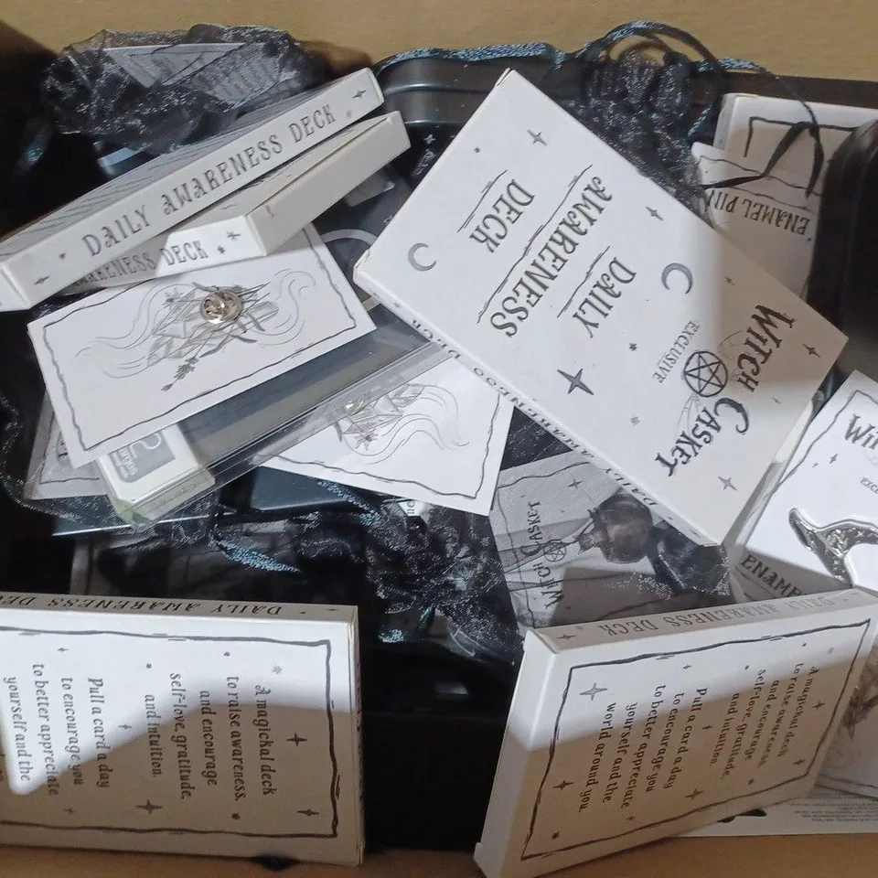 BOX OF APPROXIMATELY 15 ASSORTED WITCH CASKET ITEMS TO INCLUDE DAILY AWARENESS DECK, ENAMEL PIN, BLACK TOURMALINE, ETC