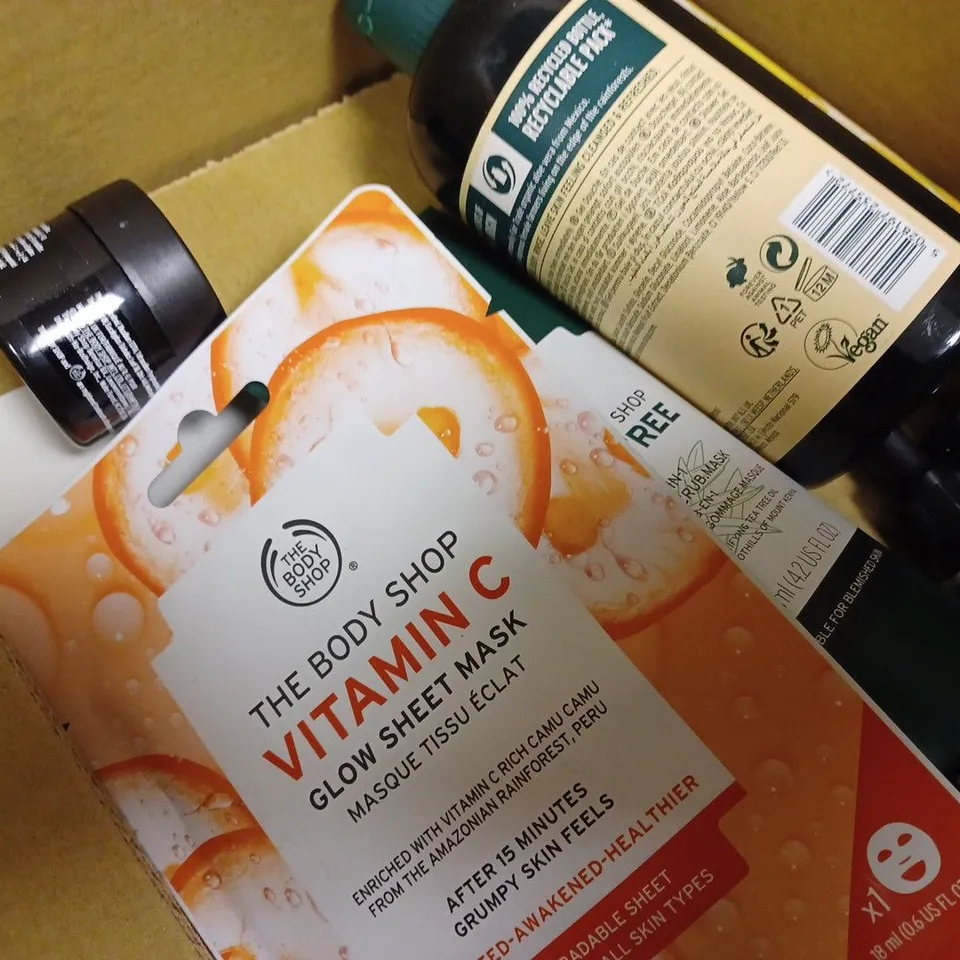 APPROXIMATELY 10 ASSORTED THE BODY SHOP HEALTH AND BEAUTY PRODUCTS TO INCLUDE VITAMIN E HYDRATING TONER, FOAM AND MERRIMENT SHOWER GEL TRIO, DROPS OF LIGHT PURE RESURFACING PEEL