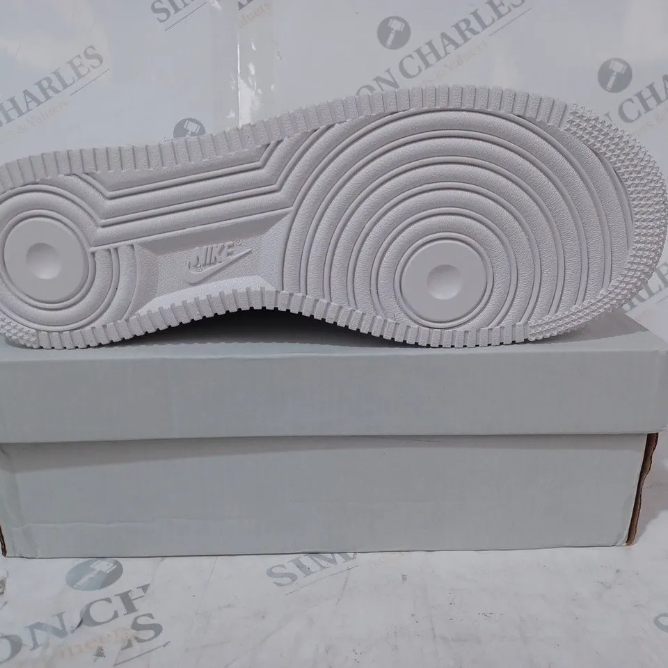 BOXED PAIR OF NIKE AIR FORCE 1 '07 SHOES IN WHITE UK SIZE 10