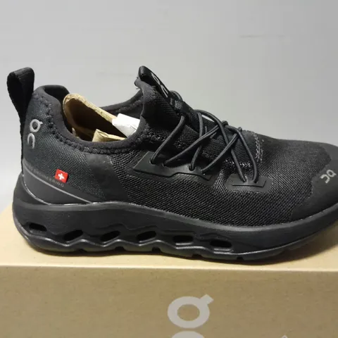 BOXED PAIR OF ON KIDS CLOUDLEAP TRAINERS IN BLACK - UK 10.5K