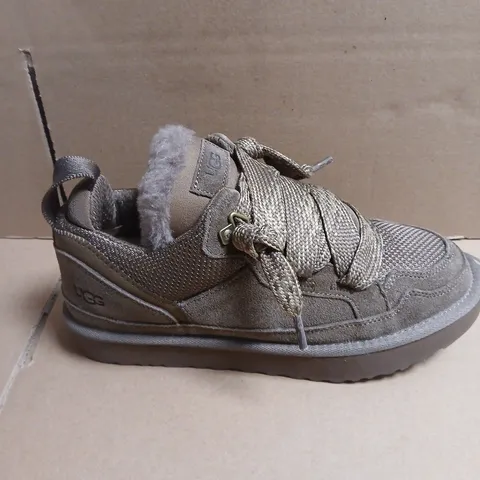 PAIR OF UGG LACE-UP BOOTS WITH SHEARLING TRIM – GREY/BROWN - 7