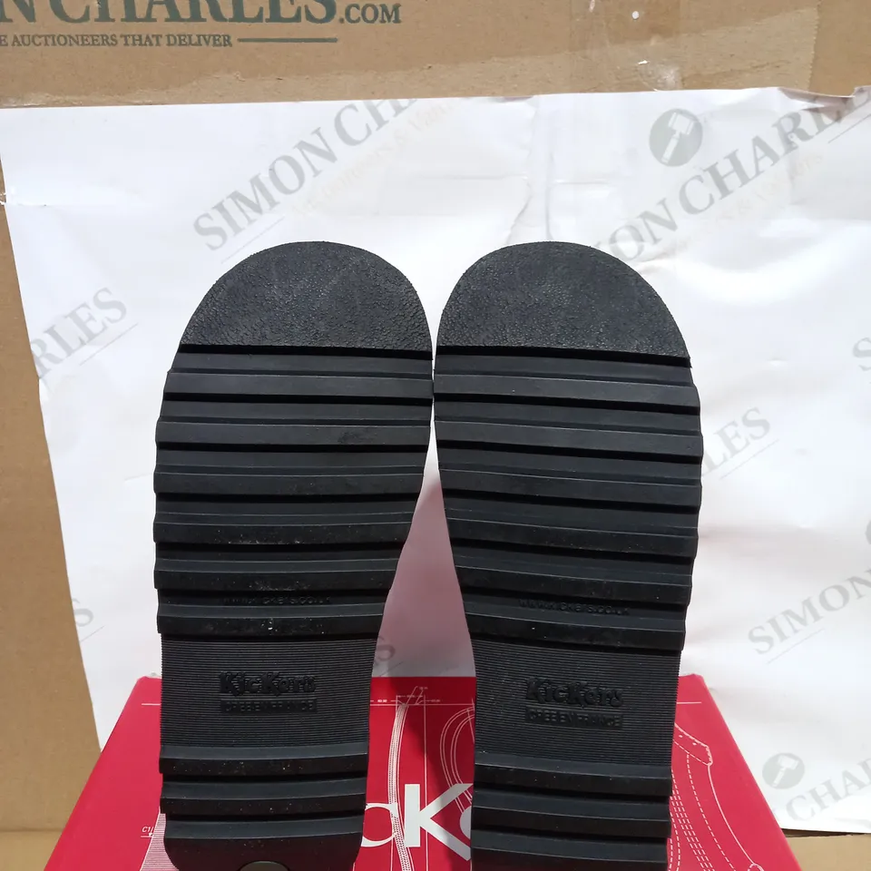 BOXED PAIR OF KICKERS SIZE 39