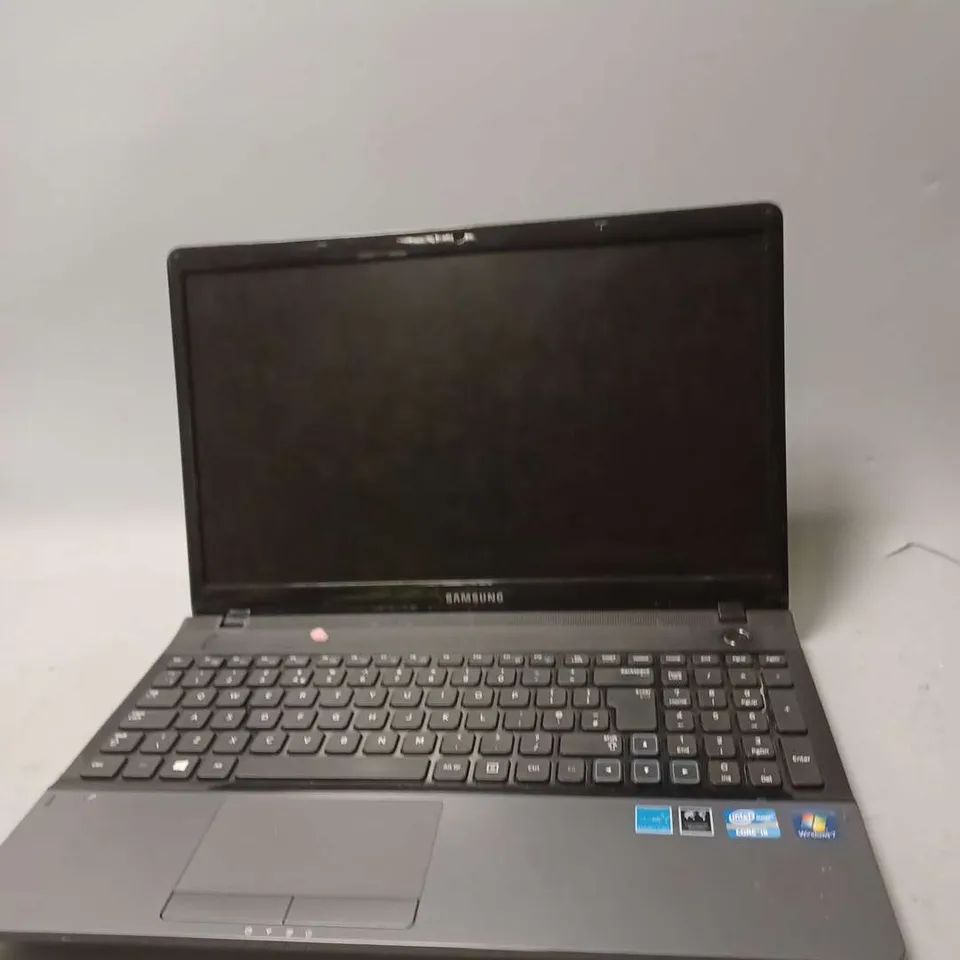 SAMSUNG NP300 LAPTOP 