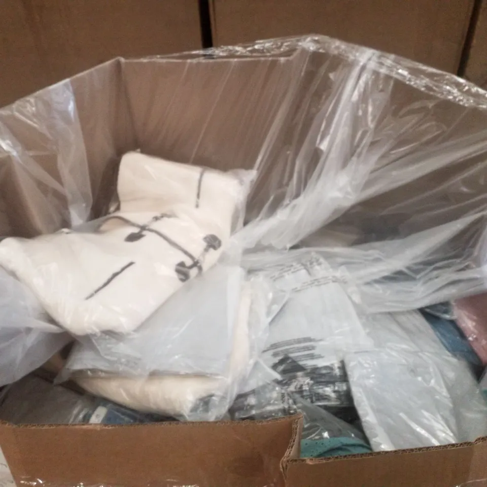 PALLET OF APPROXIMATELY 150 BRAND NEW WOMENS QUALITY DESIGNER CLOTHES.  INCLUDES; JD WILLIAMS GREEN TOP. JD WILLIAM'S METALLIC SKIRT, JD WILLIAMS BLUE TOP