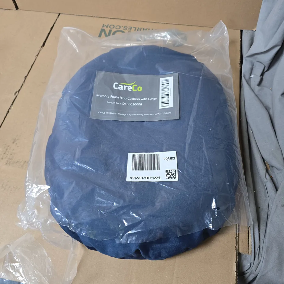BOX OF APPROXIMATELY 15 ASSORTED HOUSEHOLD ITEMS INCLUDING GARDEN HOSE HOLDER , XEROX PRINT CARTRIDGE AND MEMORY FOAM RING CUSHION 