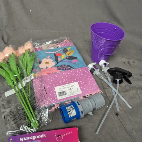 APPROXIMATELY 15 ASSORTED HOUSEHOLD ITEMS TO INCLUDE FAUX FLOWERS, SPRAY NOZZLE, GIFT BAGS ETC 