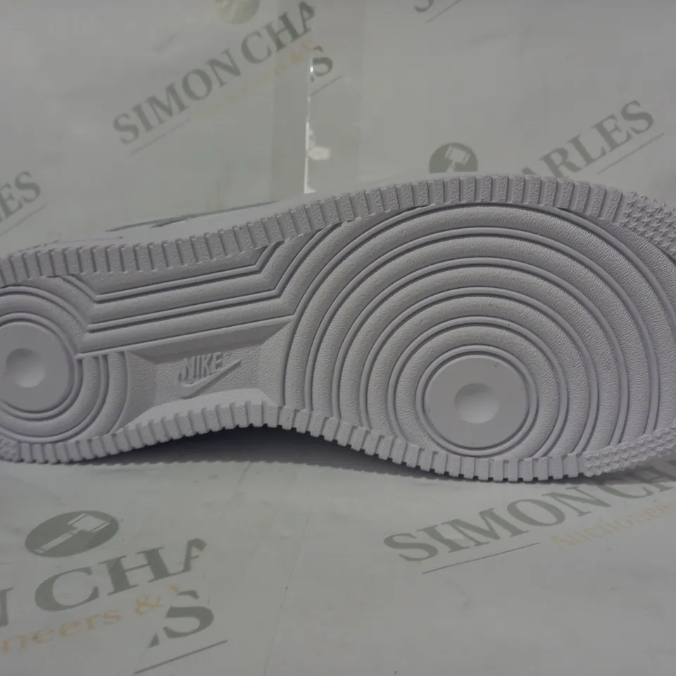 BOXED PAIR OF NIKE AIR FORCE 1 SHOES IN WHITE UK SIZE 7.5