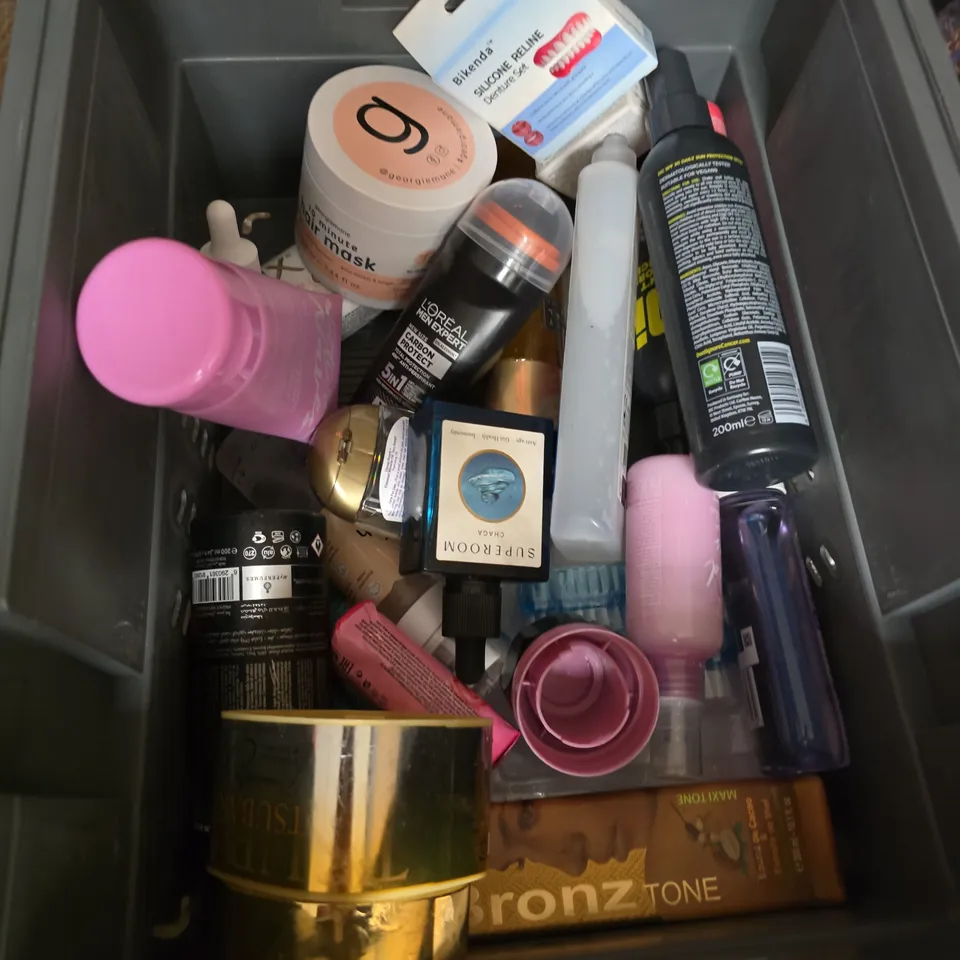 APPROXIMATEY 20 ASSORTED HEALTH AND BEAUTY PRODUCTS TO INCLUDE - LYNX BODY SPRAY - POLISHING STONE AND POND'S DETOX FACE WASH