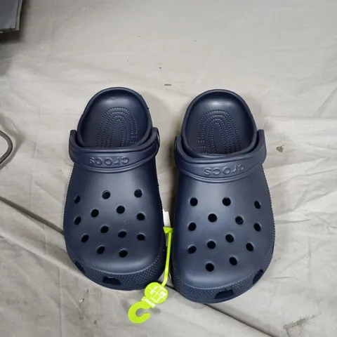 CROCS NAVY CLASSIC CLOGS – SIZE J 6 