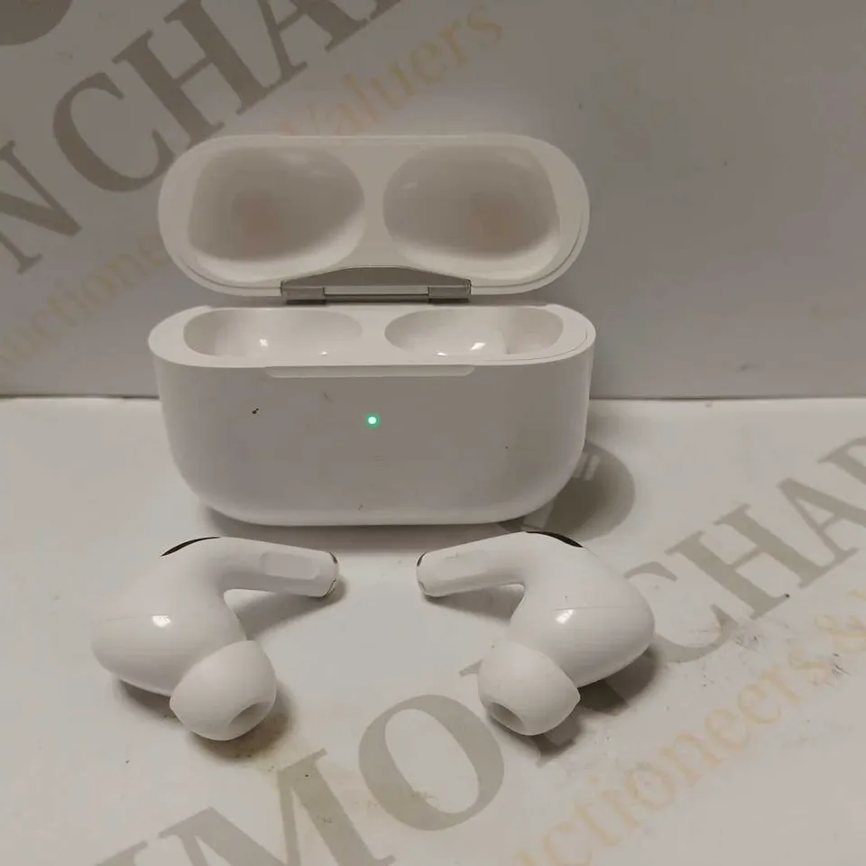 UNBRANDED TRUE WIRELESS BLUETOOTH EARBUDS IN WHITE