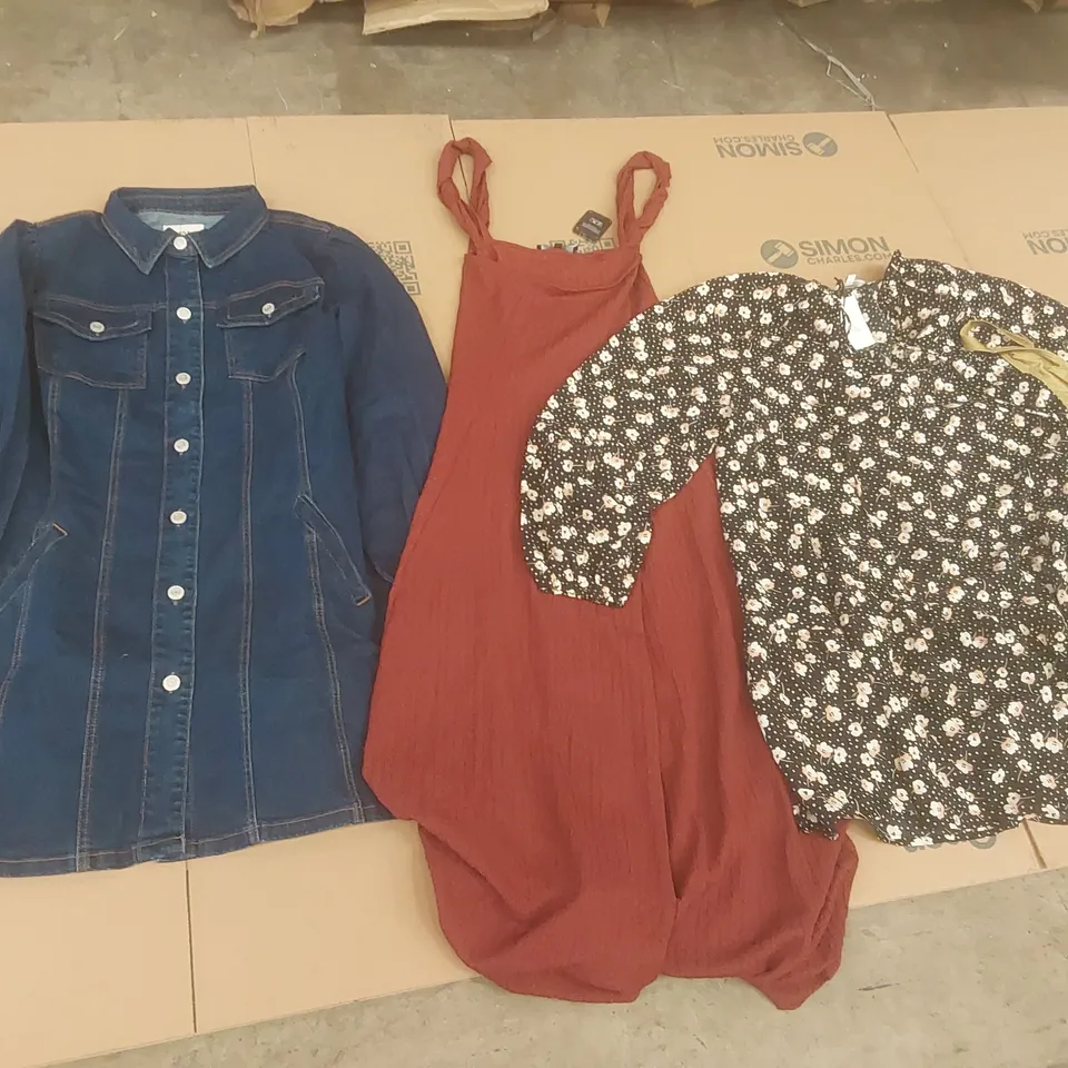 PALLET CONTAINING APPROXIMATELY 500x BRAND NEW ASSORTED DESIGNER CLOTHING ITEMS INCLUDING: JD WILLIAMS TOP, SIMPLY BE BATHING SUIT, DRESSES ECT