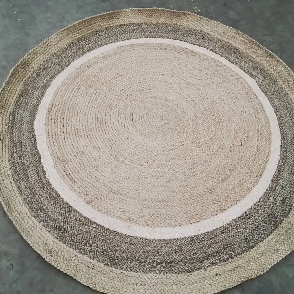 QUALITY DESIGNER AREA RUG - APPROXIMATELY 203x195cm