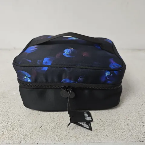 3 FOLD HANGING COSMETIC CASE 