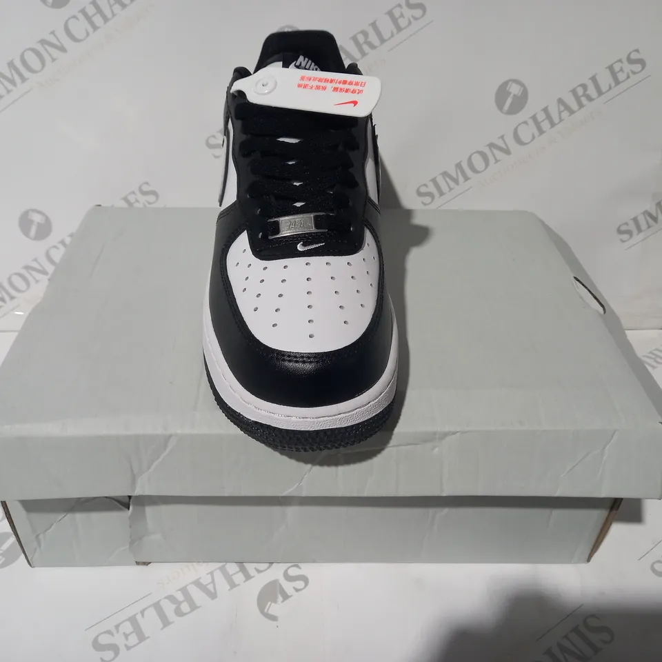 BOXED PAIR OF NIKE AIR FORCE 1 '07 SHOES IN BLACK/WHITE UK SIZE 7