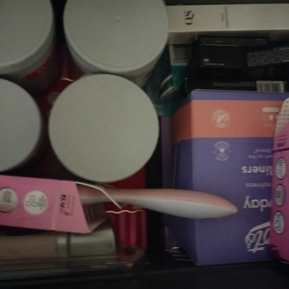 APPROXIMATELY 10 ASSORTED COSMETIC ITEMS TO INCLUDE UMBERTO GIANNINI, MOLTON BROWN, ETC - COLLECTION ONLY