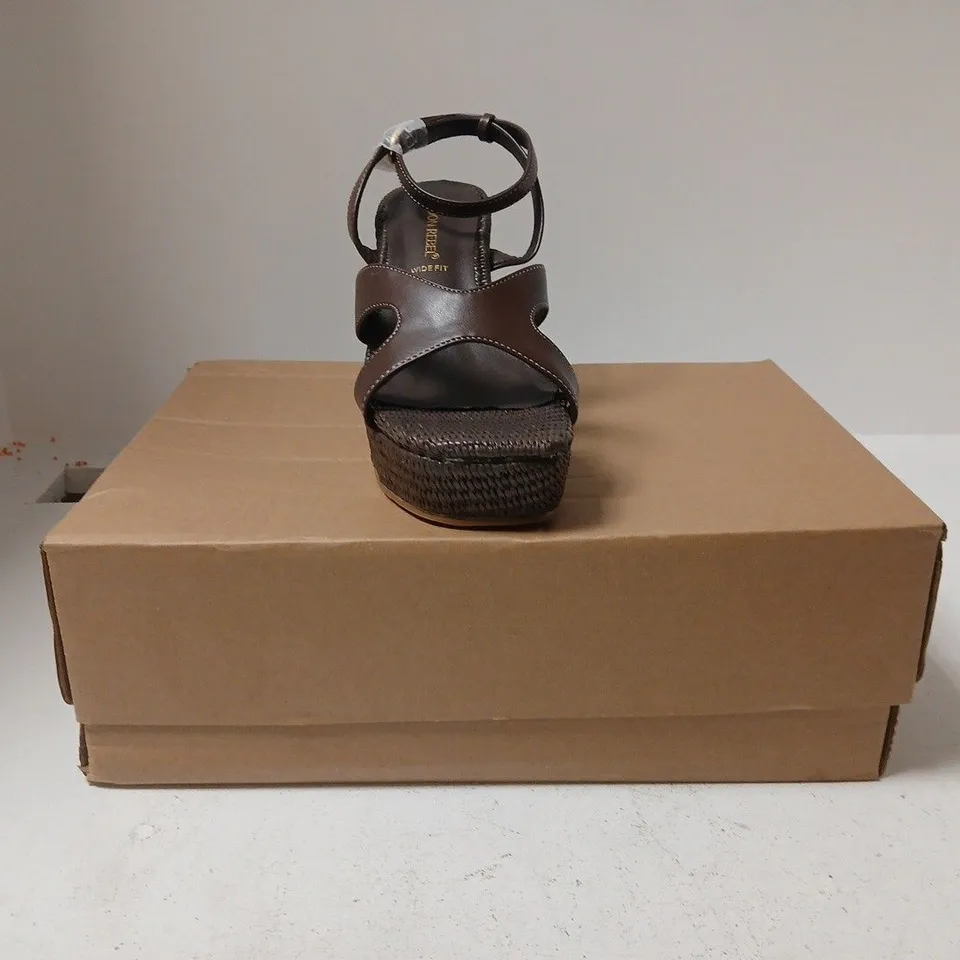 BOXED PAIR OF LONDON REBEL OPEN TOE HIGH WEDGE SANDALS IN BROWN SIZE 5
