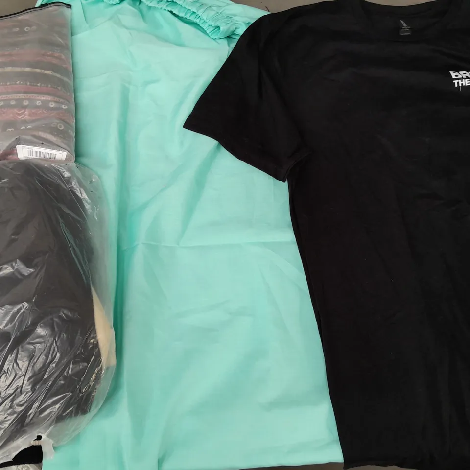 BOX OF APPROXIMATELY 20 ASSORTED CLOTHING AND FASHION ITEMS IN VARIOUS STYLES, SIZES, AND COLOURS - COLLECTION ONLY