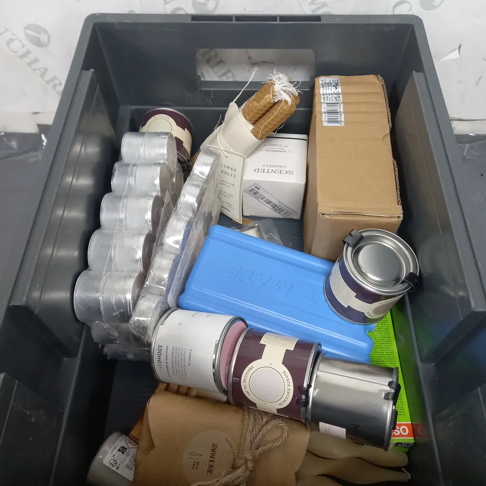 APPROXIMATELY 10  ASSORTED HOUSEHOLD ITEMS TOO INCLUDE CLEANING ACCESSORIES , CANDLES , ETC 