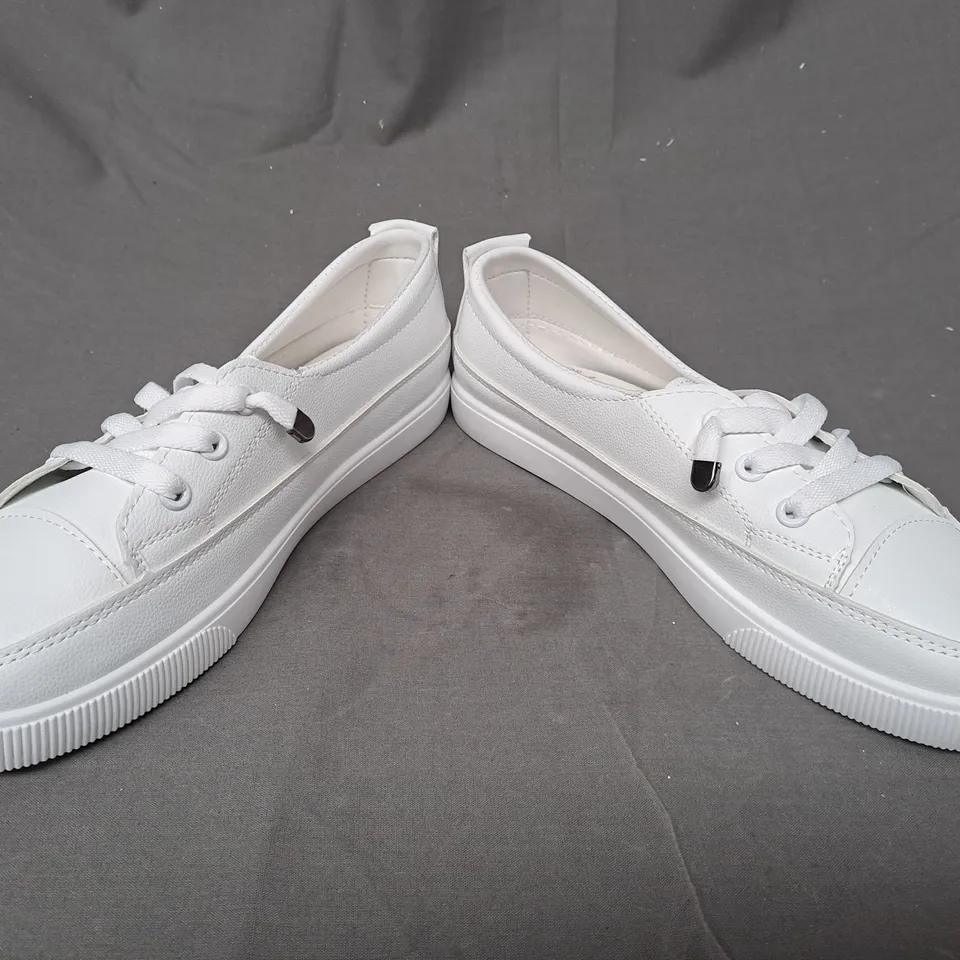 BOXED PAIR OF FASHION JIUYOU SHOES IN WHITE EU SIZE 40