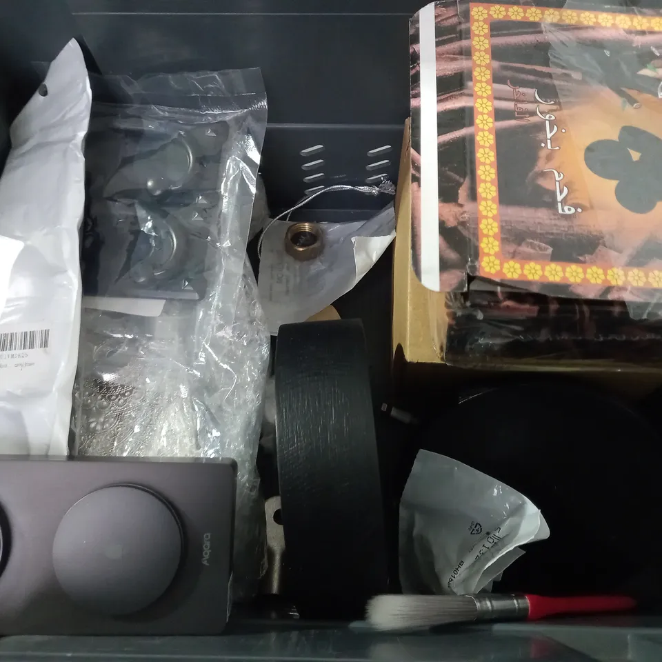 BOX OF APPROXIMATELY 8 ASSORTED ITEMS TO INCLUDE - EPOXY GLUE - GOLDEN GLOBE - LIGHT SWITCH ECT
