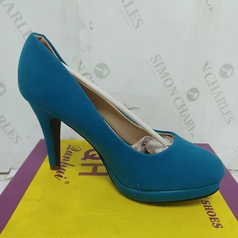 BOX OF APPROXIMATELY 10 PAIRS OF QUNHUI BLUE HIGH HEELED SHOES