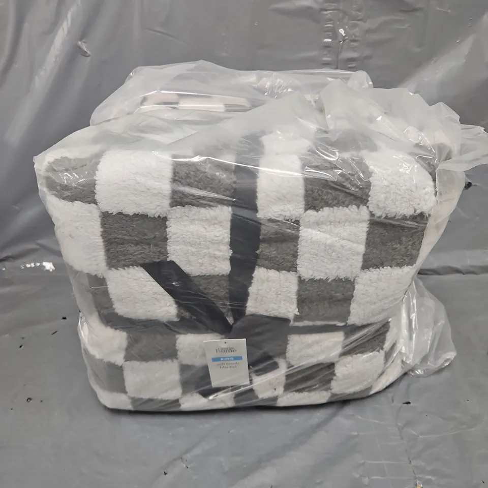 BAGGED SET OF 2 SOFT TOUCH BLANKETS IN CHECKERBOARD WHITE & BLACK - KING SIZE