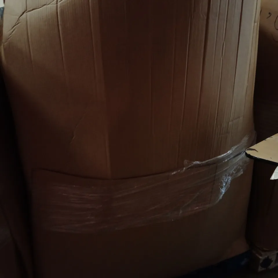 PALLET CONTAINING A LARGE QUANTITY OF PILLOWS