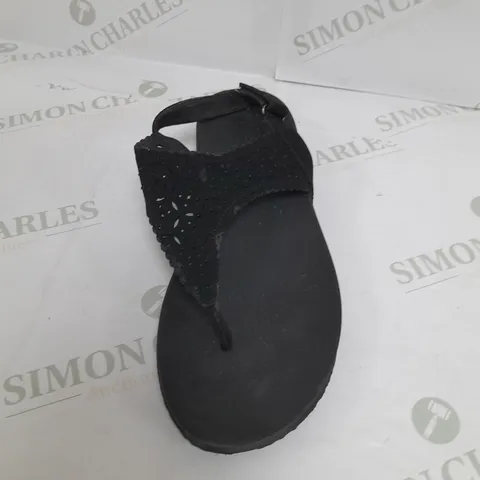 BOXED PAIR OF SKECHERS ARCHFIT SANDAL IN BLACK SIZE 7