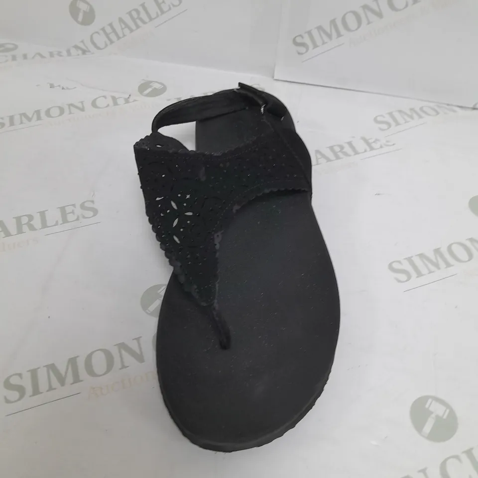 BOXED PAIR OF SKECHERS ARCHFIT SANDAL IN BLACK SIZE 7