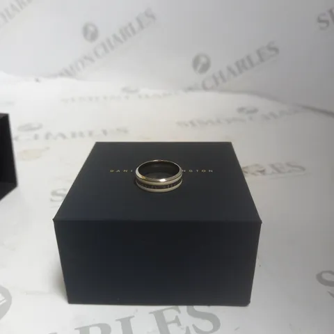 DANIEL WELLINGTON SILVER AND WHITE RING