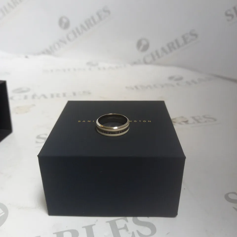 DANIEL WELLINGTON SILVER AND WHITE RING