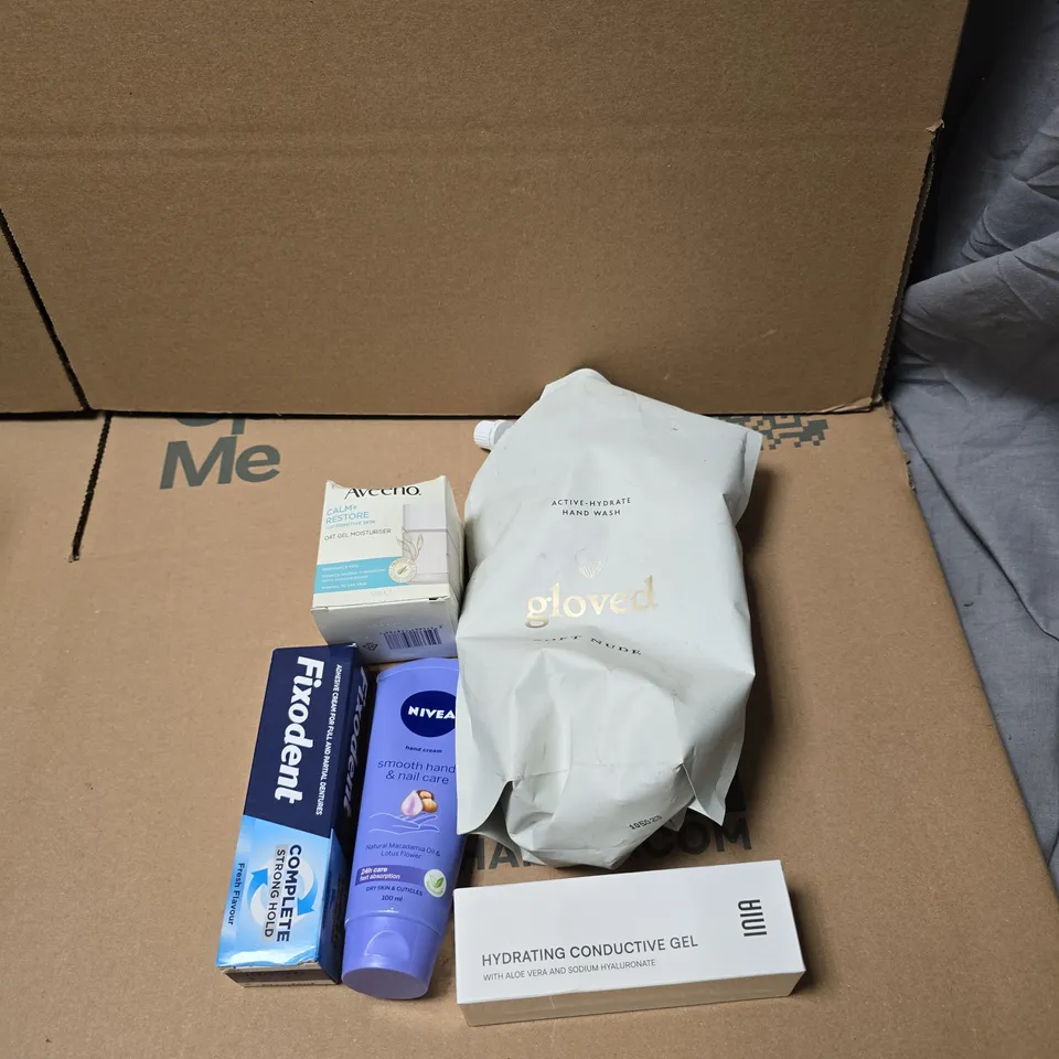 APPROXIMATELY 20 ASSORTED COSMETIC ITEMS TO INCLUDE GLOVED HAND WASH, AVEENO GEL MOISTURISER, FIXODENT, NIVEA ETC