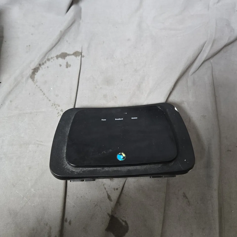 BOX OF APPROXIMATELY 10 ASSORTED ITEMS INCLUDING NEEWAR POWER ADAPTOR AND BT ROUTER 