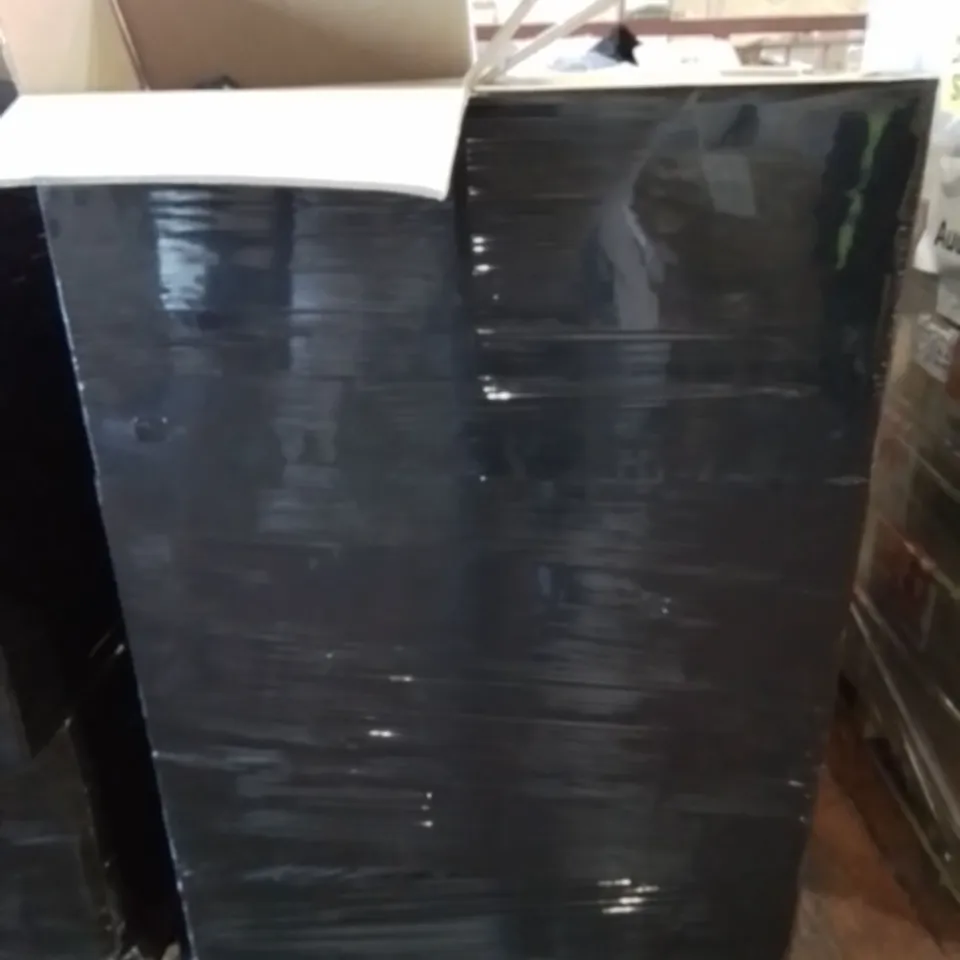 PALLET CONTAINING LARGE AMOUNT OF HAIR BUN EXTENSION PIECES 