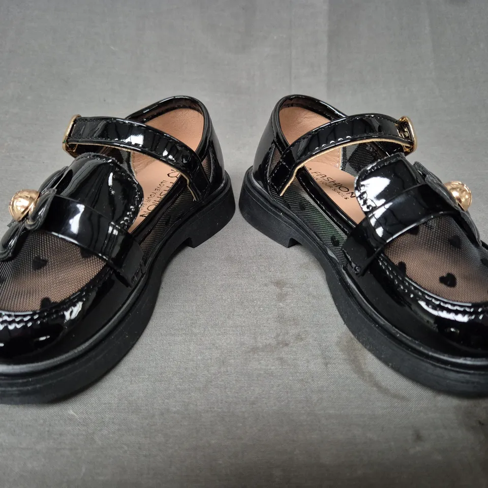 BOXED PAIR OF FASHION KID'S SHOES IN BLACK EU SIZE 27