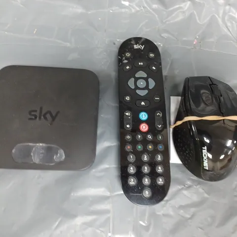 APPROXIMATELY 10 ASSORTED ELECTRICAL ITEMS TO INCLUDE SKY REMOTE, TECKNET MOUSE, ETC