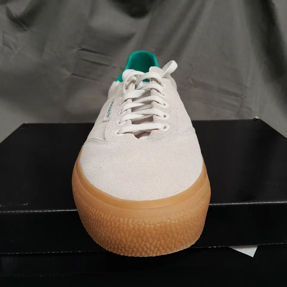 BOXED ADIDAS 3MC LIGHT GREY TRAINERS - UK 11 1/2