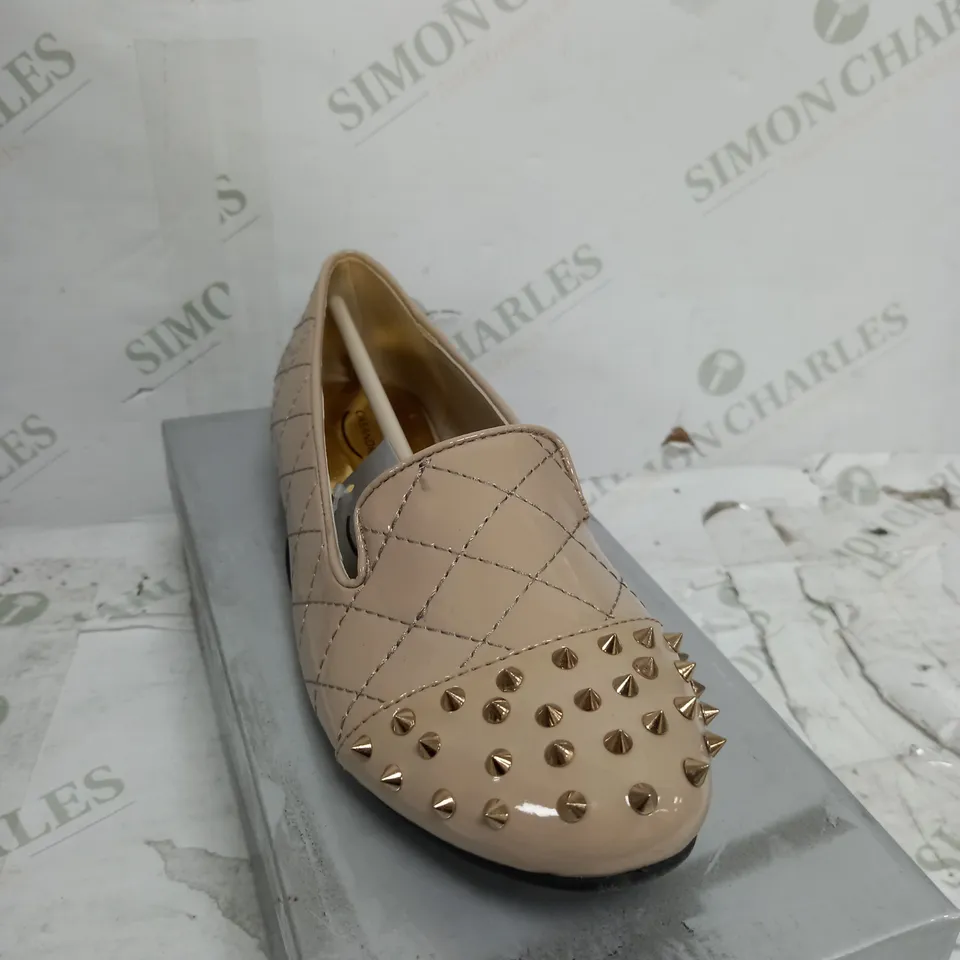 BOXED CASANDRA NUDE PATCH LOW SHOE SPIKES - SIZE 5