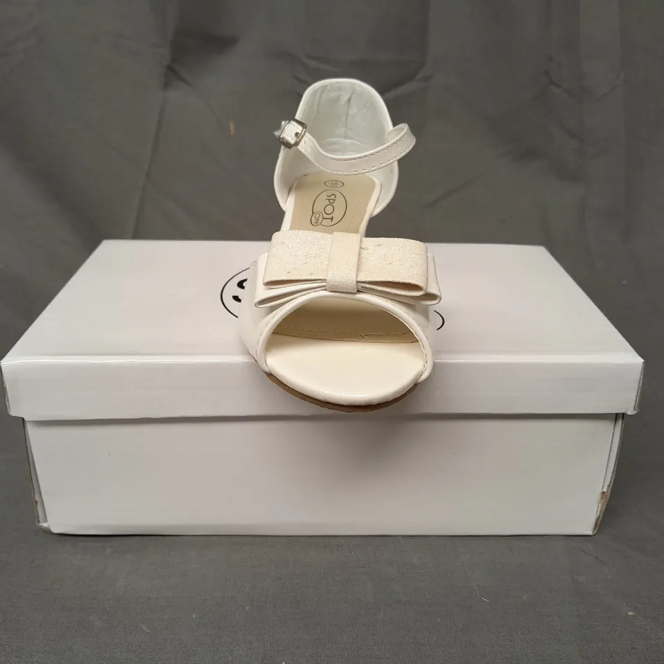 BOXED PAIR OF SPOT ON OPEN TOE KIDS SANDALS IN WHITE W. BOW DETAIL SIZE 12