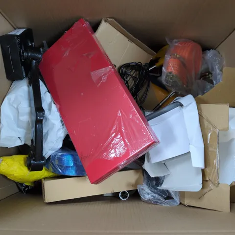 APPROXIMATELY 15 ASSORTED VEHICLE PARTS & ACCESSORIES TO INCLUDE RATCHET STRAPS, AIR VENT CAR MOUNT, DISC BRAKE PADS, ETC - COLLECTION ONLY
