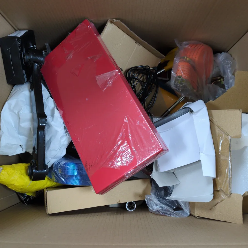 APPROXIMATELY 15 ASSORTED VEHICLE PARTS & ACCESSORIES TO INCLUDE RATCHET STRAPS, AIR VENT CAR MOUNT, DISC BRAKE PADS, ETC - COLLECTION ONLY