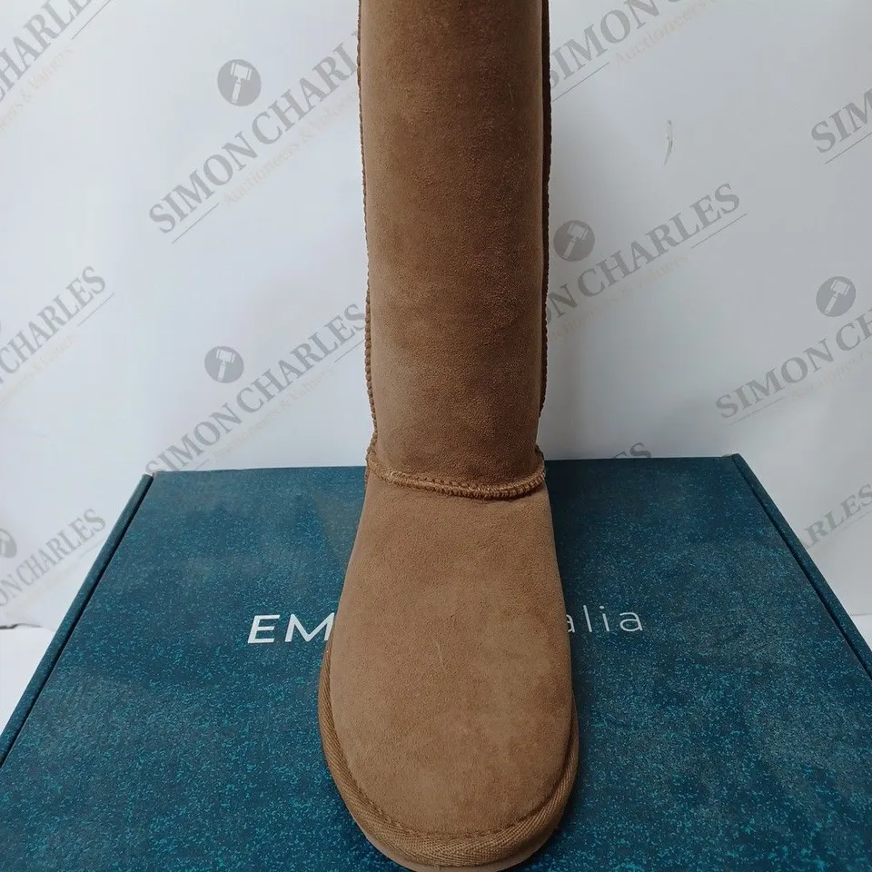 BOXED PAIR OF EMU AUSTRALIA WATER RESISTANT BOOTS CHESTNUT - SIZE 4