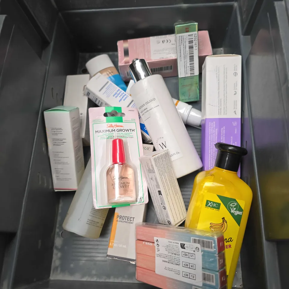 APPROXIMATELY 20 ASSORTED HEALTH & BEAUTY PRODUCTS TO INCLUDE HEAD & SHOULDERS SHAMPOO, TROPIC BODY POLISH AND TRESEMME CONDITIONER