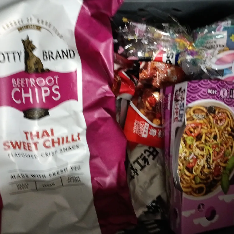 APPROXIMATELY 10 ASSORTED FOOD AND DRINK ITEMS TO INCLUDE 7UP, UDON NOODLE BOWL, HOT BOMBAY MIX, ETC