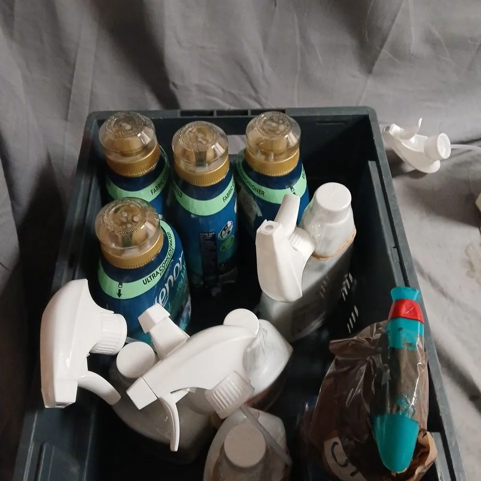 APPROXIMATELY 10 ASSORTED HOUSEHOLD CLEANING PRODUCTS IN CRATE – LENOR FABRIC SOFTENER, BOLD DETERGENT & ISOPROPYL ALCOHOL