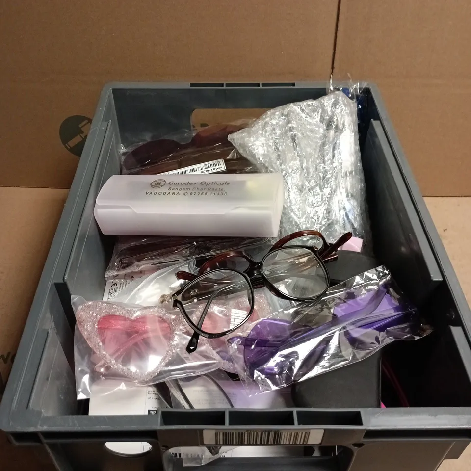 TOTE OF APPROXIMATELY 30 ASSORTED GLASSES/SUNGLASSES ITEMS