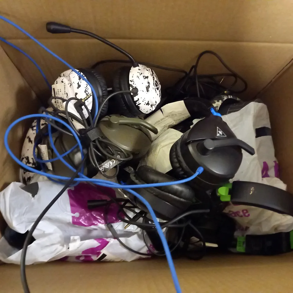 APPROXIMATELY 15 LOOSE ASSORTED HEADSETS TO INCLUDE TURTLE BEACH, STEALTH, ETC