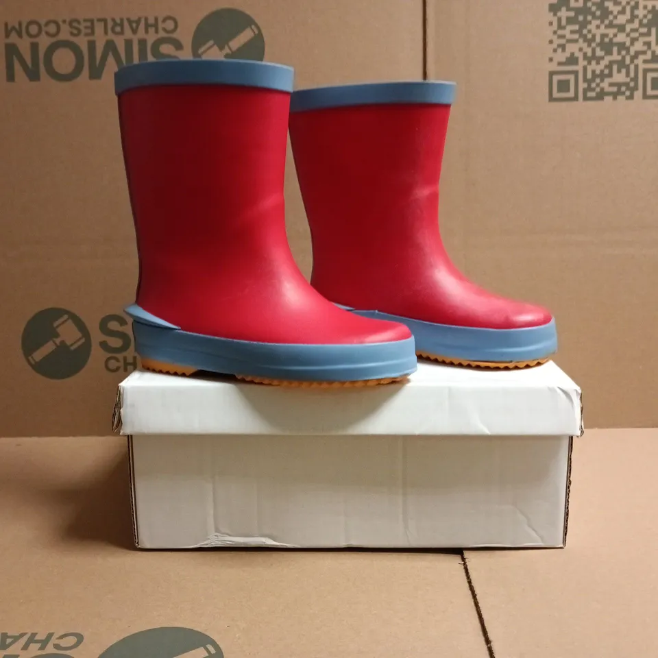 BOXED PAIR OF CLARKS TARRI RUN T WELLINGTON BOOTS IN RED/BLUE SIZE UK 7